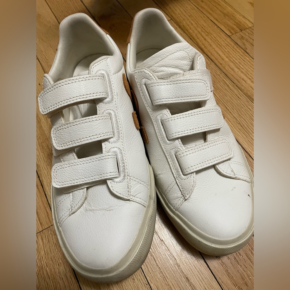White leather Vejas with tan V, size 40, Velcro